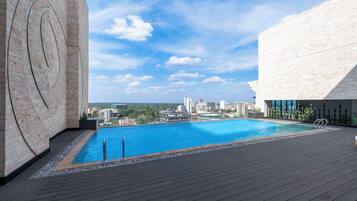 Una piscina al aire libre de temporada