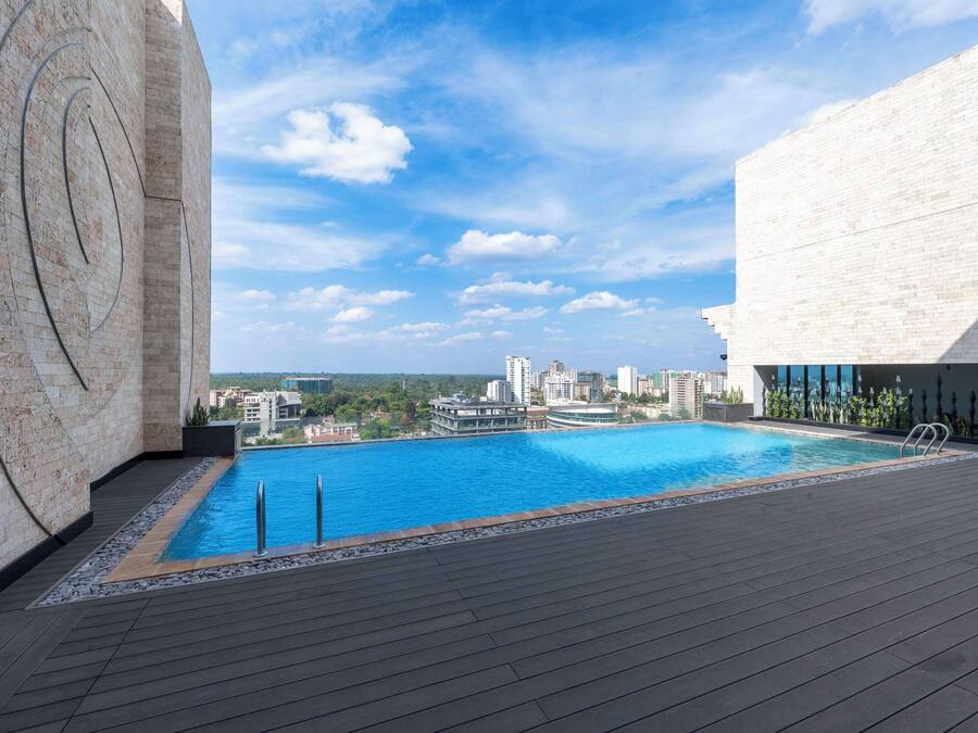 Una piscina en la azotea con vistas despejadas al horizonte urbano.
