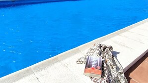 A pool with a book titled "EL DIA QUE SE PERDIO EL AMOR" on the edge. - CM 2 bd near the sea (El Médano)
