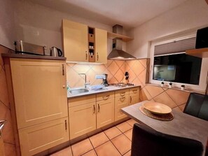 Geladeira, fogão, cafeteira/chaleira, torradeira