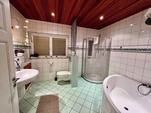 Een douche, een haardroger, handdoeken