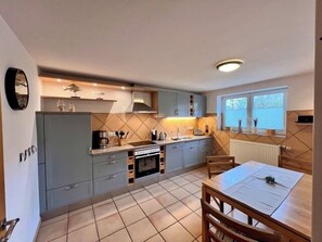 ثلاجة، فرن، غسالة أطباق، ماكينة لصنع القهوة/الشاي