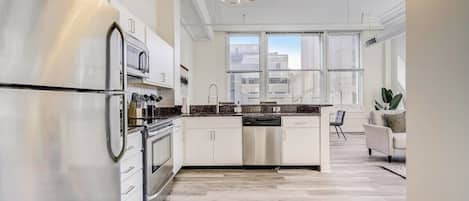 Kylskåp, mikrovågsugn, ugn och spishäll