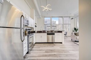 Geladeira, micro-ondas, fogão, cooktop