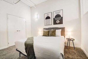 2 bedrooms, desk, iron/ironing board, WiFi