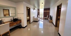 Egyptian cotton sheets, premium bedding, down duvets, minibar - PUNTA CLARK HOTEL (Mabalacat City)