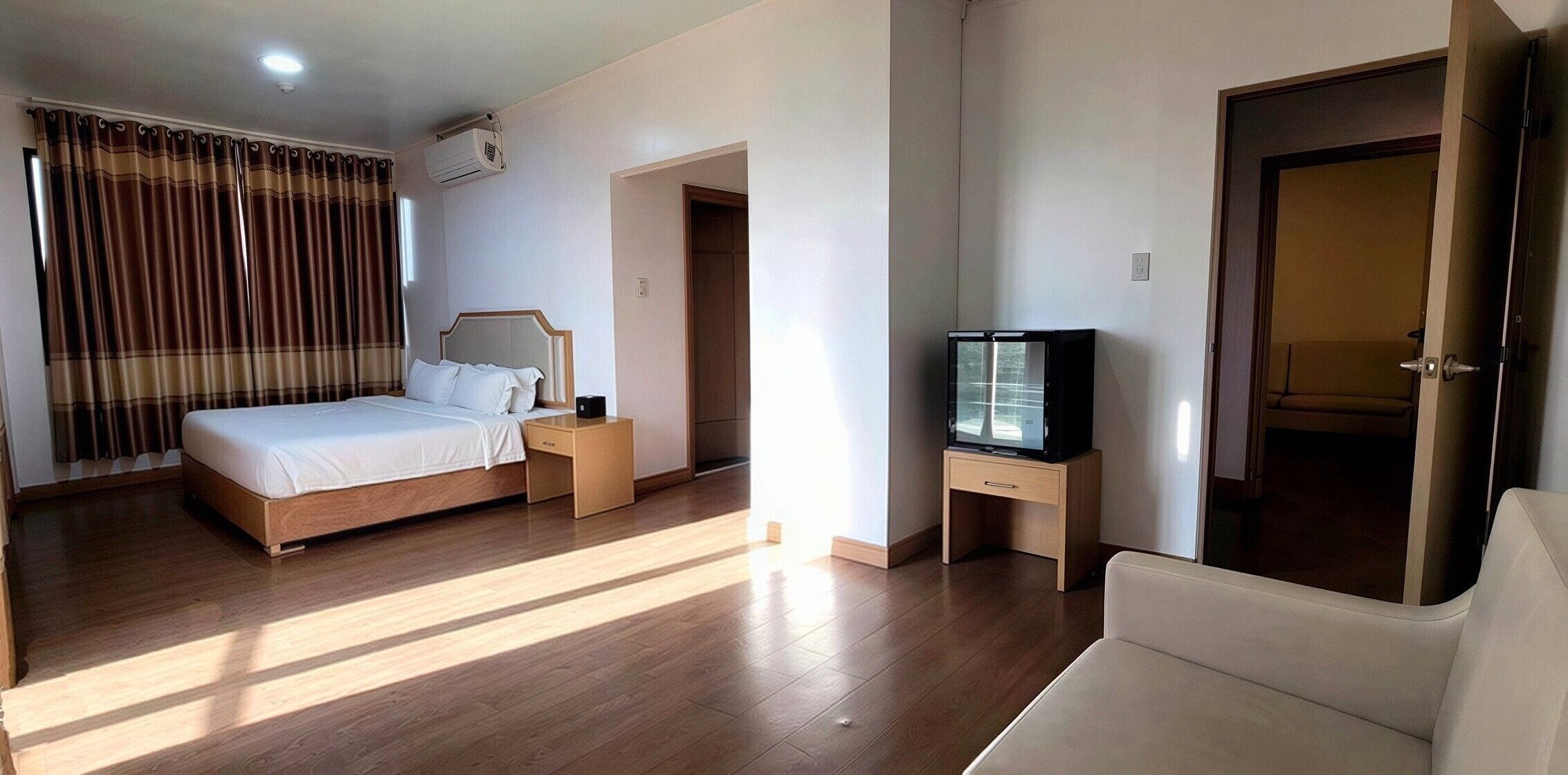 Seprai katun Mesir, seprai premium, selimut bulu angsa, dan minibar