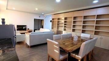 Business Penthouse, 4 Bedrooms, Balcony | Cadar kapas Mesir, peralatan tempat tidur premium, gebar bulu kapas