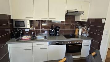 Kühlschrank, Mikrowelle, Ofen, Geschirrspüler