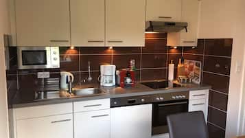 Kühlschrank, Mikrowelle, Ofen, Geschirrspüler