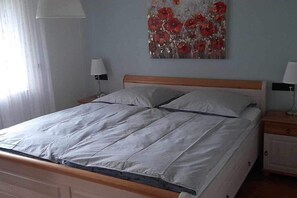 1 bedroom, iron/ironing board, travel cot, free WiFi