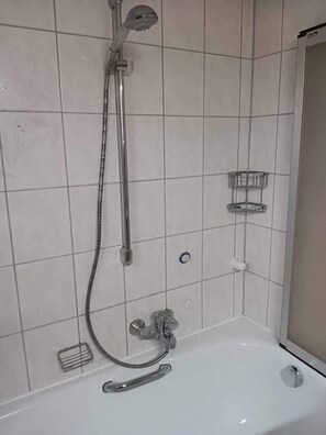 Douche, sèche-cheveux, serviettes fournies, savon