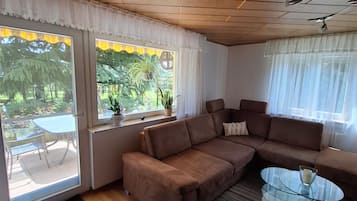 Tv, dvd-afspiller, bordtennisbord, bøger