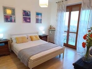 2 Schlafzimmer, Schreibtisch, Reisekinderbett, kostenloses WLAN