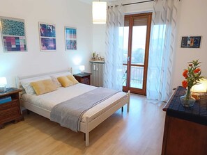 2 bedrooms, desk, travel crib, free WiFi - Home convenient for the center,green oasis, view Alps, free parking (Torino)