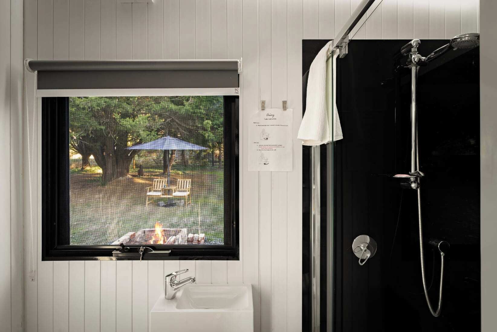 Een douche, een haardroger, handdoeken, shampoo