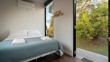 1 bedroom, bed sheets