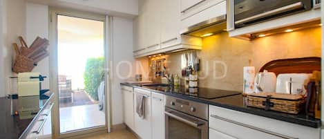 Refrigerador, lavavajillas, tetera eléctrica y utensilios de cocina