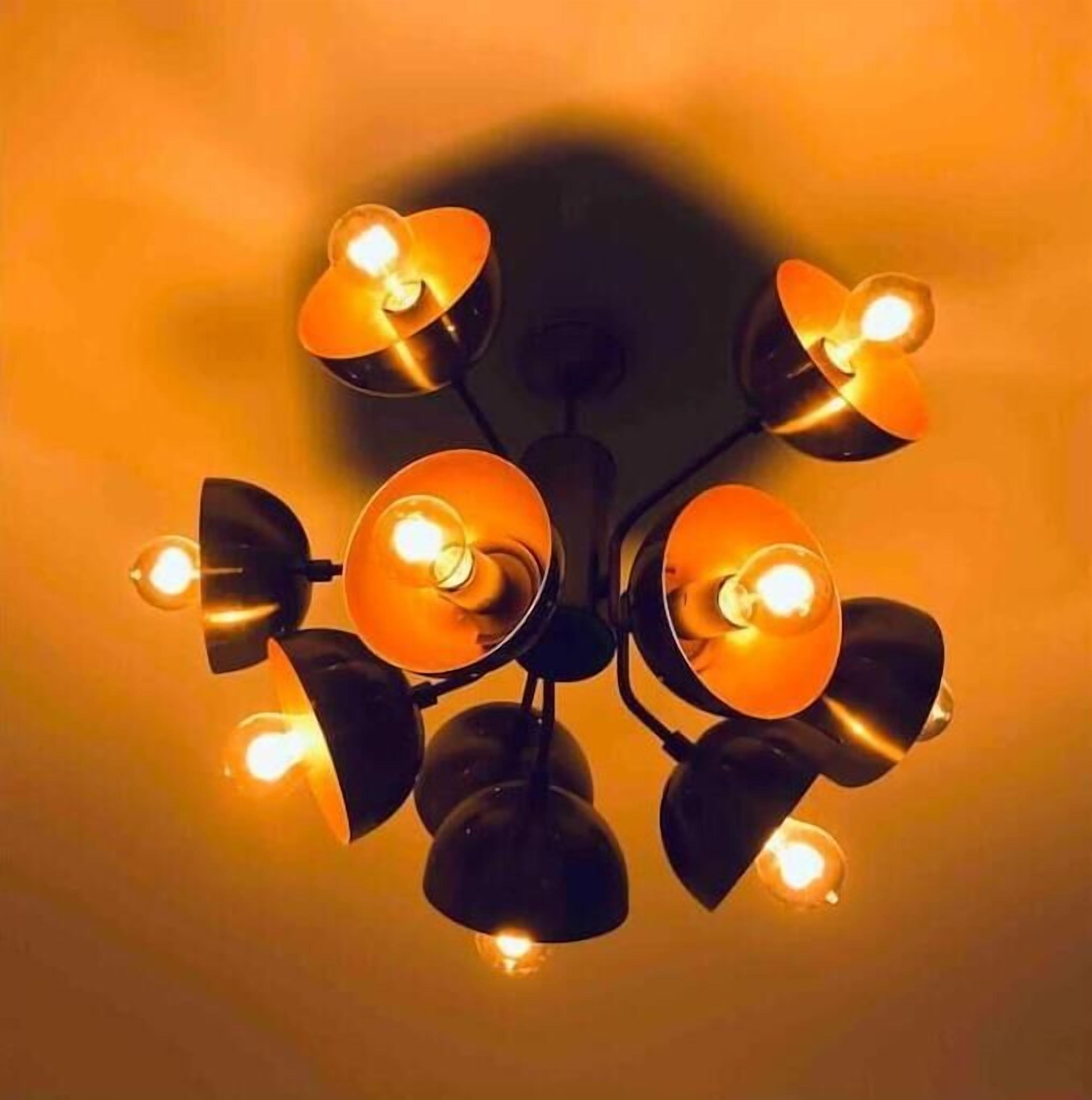 Eine Decke mit einer Chandelüster-Leuchte, bestehend aus mehreren Lampen.