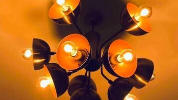 Eine Decke mit einer Chandelüster-Leuchte, bestehend aus mehreren Lampen.