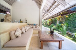 别墅, 2 间卧室, 吸烟房, 私人游泳池 | 起居区