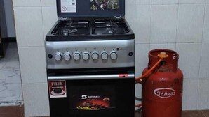 Una cocina con estufa a gas y refrigerador.