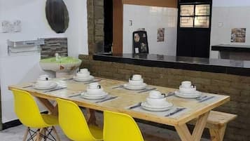 Geladeira, micro-ondas, talheres/pratos/utensílios de cozinha