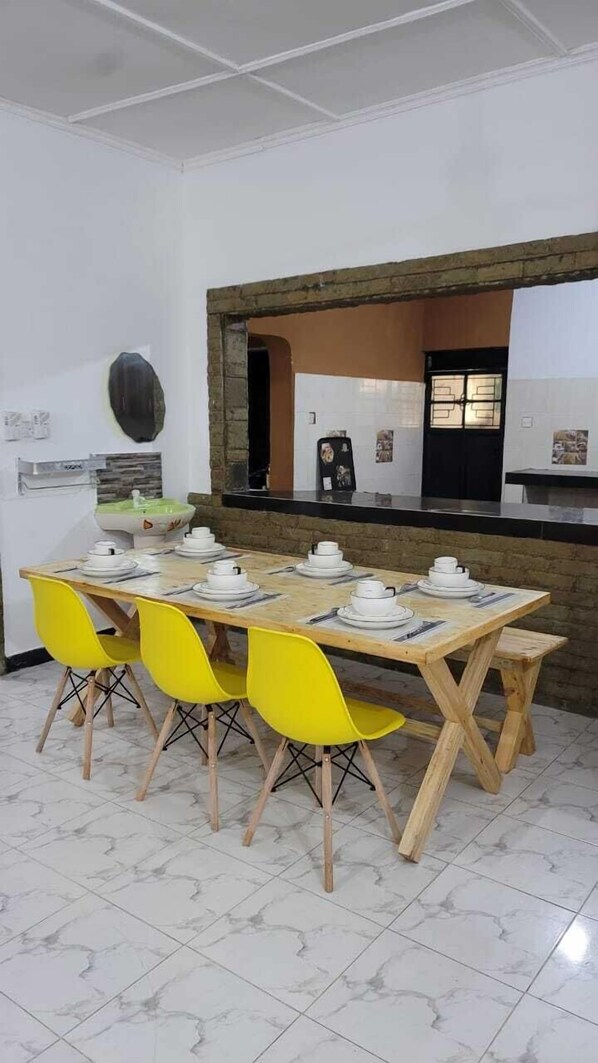 電冰箱、微波爐、鍋具/餐盤/廚房用品