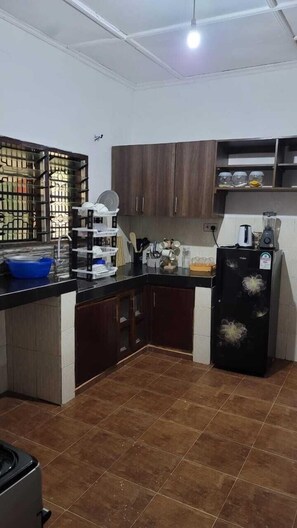 電冰箱、微波爐、鍋具/餐盤/廚房用品