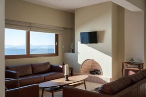 Smart TV, fireplace