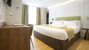 豪華客房, 1 張加大雙人床, 陽台, 城市景觀 | 迷你吧、客房內保�險箱、獨特裝潢、布置獨特