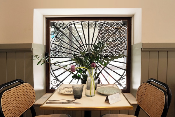 Breakfast, lunch, dinner served; Mediterranean cuisine