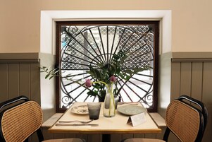 Se sirven desayunos, almuerzos y cenas; cocina mediterránea