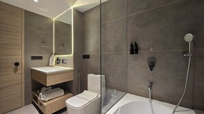 Quarto sênior | Banheiro | Chuveiro, chuveiro com efeito de chuva, produtos de toalete grátis 