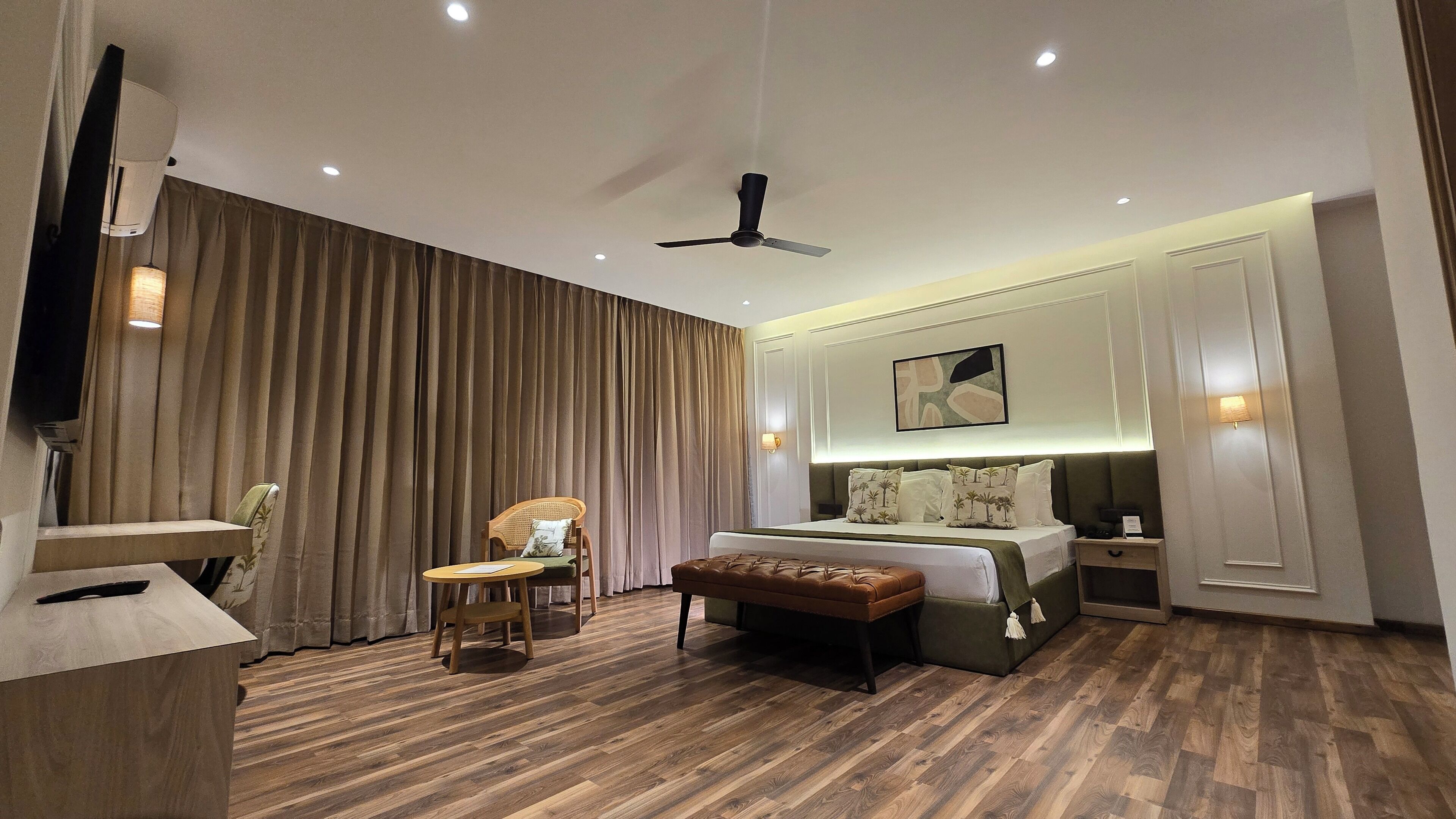 Luxe kamer | Luxe beddengoed, bedden met traagschuimmatrassen, een bureau