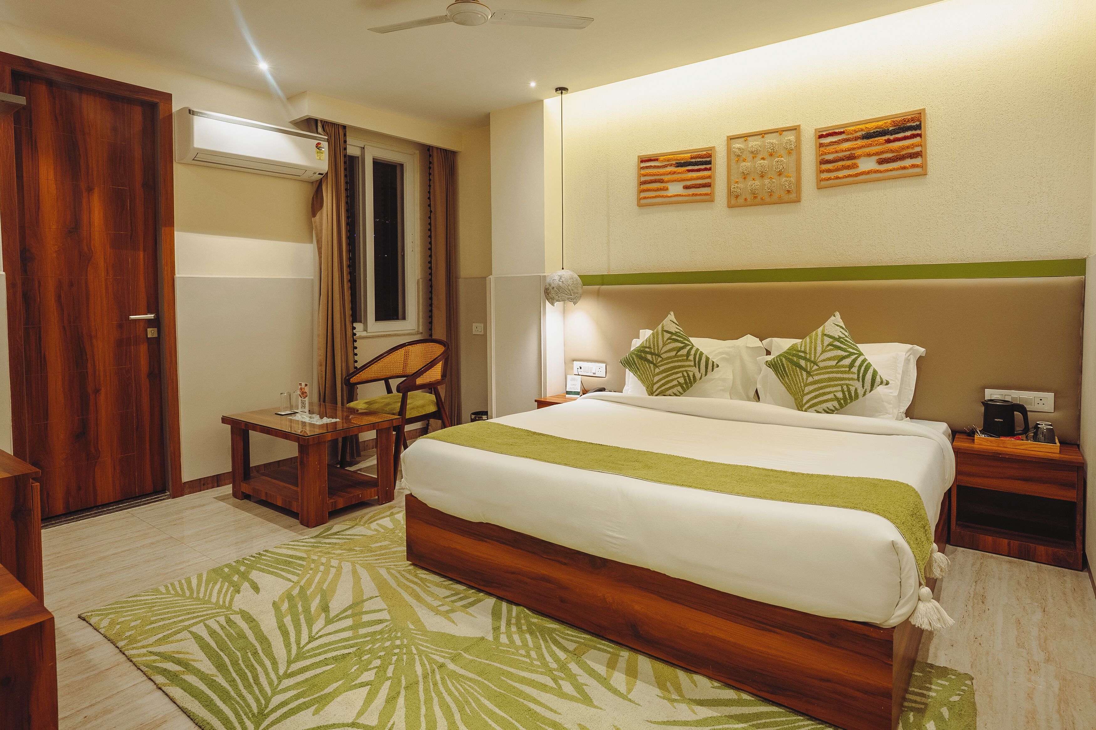 Luxe beddengoed, bedden met traagschuimmatrassen, een bureau