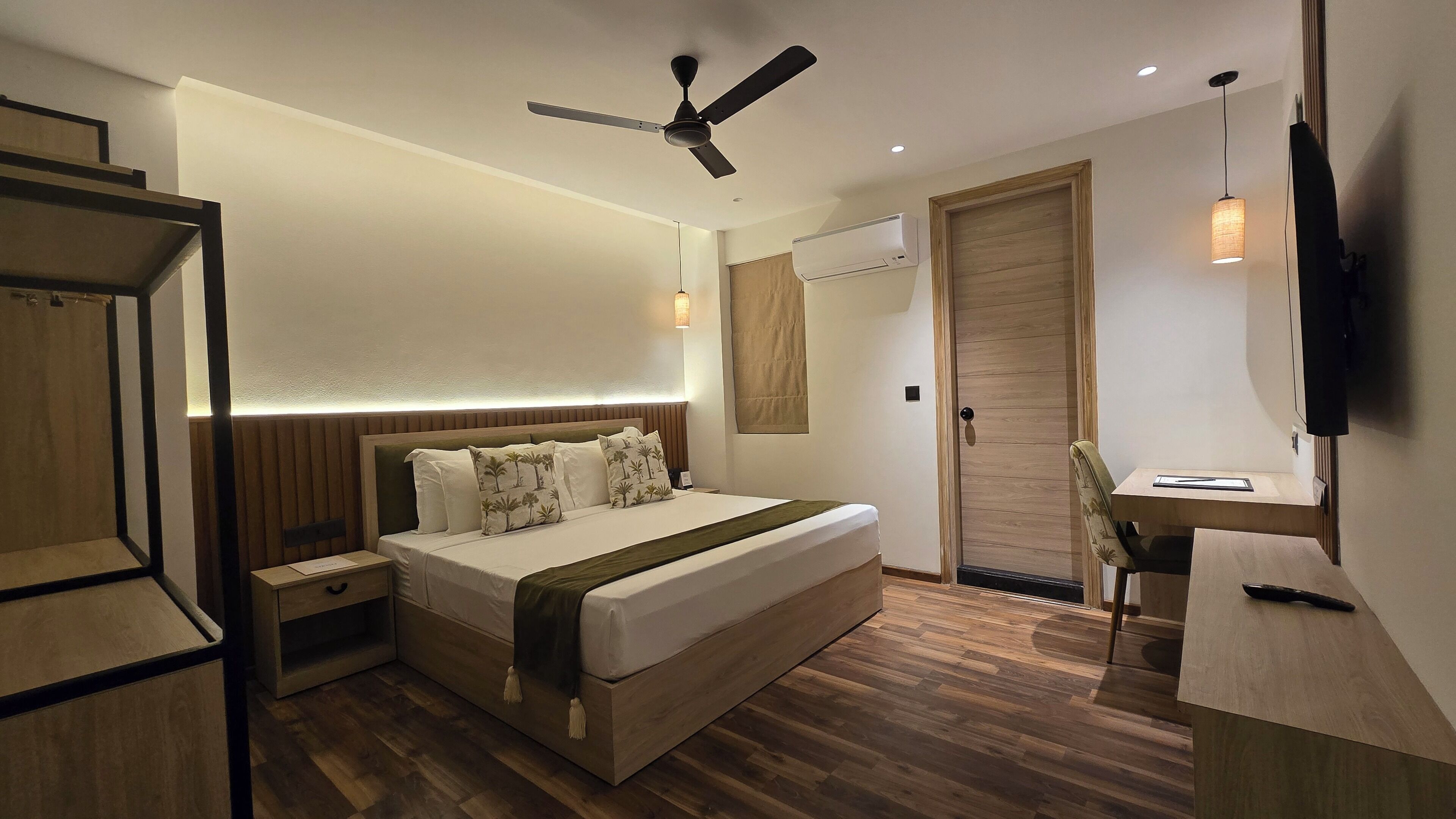 Presidentiële kamer | Luxe beddengoed, bedden met traagschuimmatrassen, een bureau