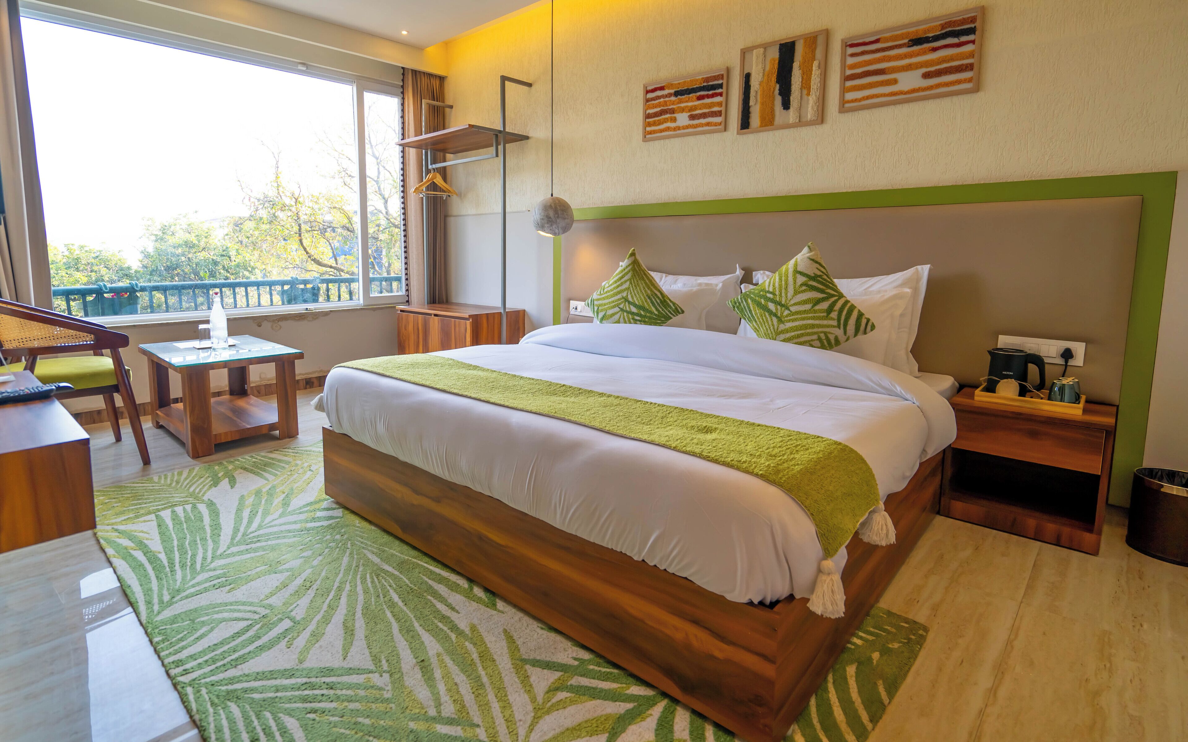 Executive kamer | Luxe beddengoed, bedden met traagschuimmatrassen, een bureau