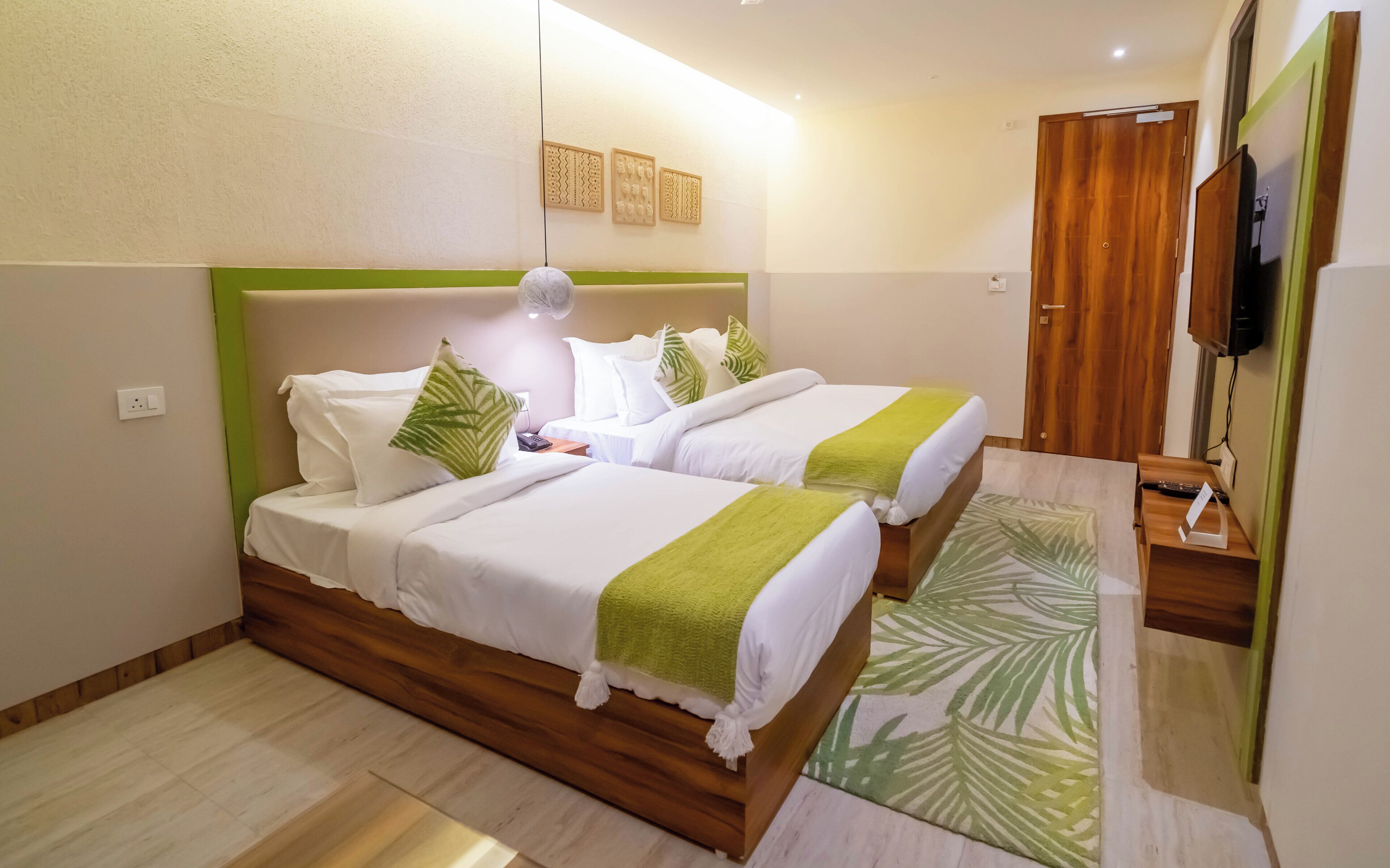 Premium kamer | Luxe beddengoed, bedden met traagschuimmatrassen, een bureau