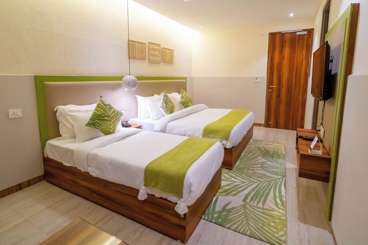Kamar Premium | Seprai premium, busa memori, meja kerja, dan ruang kerja ramah laptop