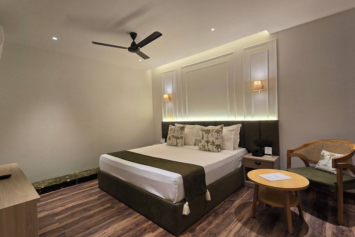 Kamar Senior | Seprai premium, busa memori, meja kerja, dan ruang kerja ramah laptop