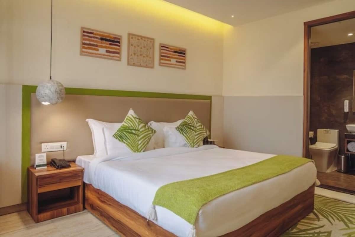 Studio | Premium bedding, memory foam beds, desk, laptop workspace