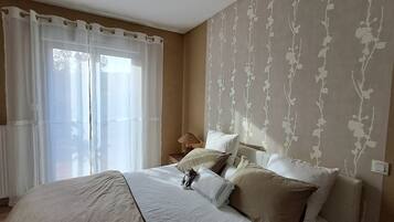 5 bedrooms, iron/ironing board, free WiFi, bed sheets