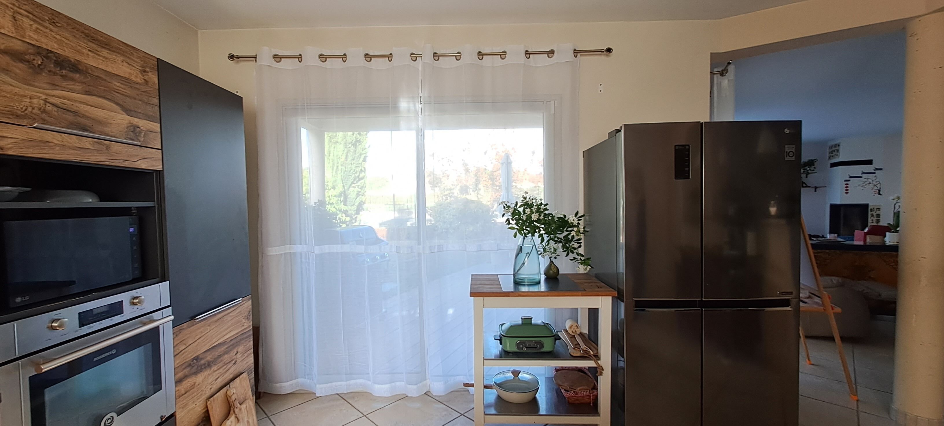 Fridge, oven, stovetop, cookware/dishes/utensils