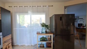 Geladeira, fogĂŁo, cooktop, talheres/pratos/utensĂlios de cozinha