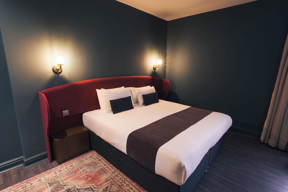Camera, 1 letto king | Cassaforte in camera, una scrivania, insonorizzazione, Wi-Fi gratuito