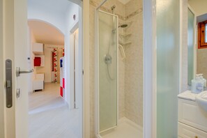 Shower, hair dryer, bidet, towels - Casa dei Nonni, Arco, Italy (Arco)