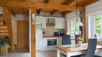 Kühlschrank, Ofen, Geschirrspüler, Wasserkocher mit Kaffee-/Teezubehör