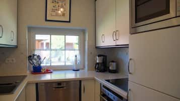 Kühlschrank, Ofen, Geschirrspüler, Wasserkocher mit Kaffee-/Teezubehör