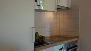 Fridge, oven, dishwasher, coffee/tea maker